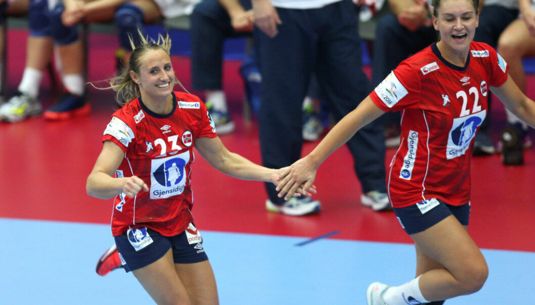 Camilla Herrem og Amanda Kurtovic er fornøyd med seier mot Kroatia. Foto: Vidar Ruud / NTB scanpix