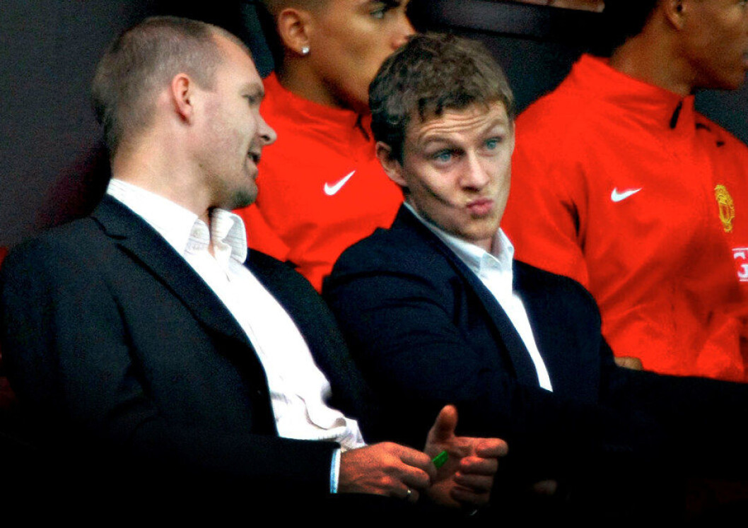 Fotballagent Jim Solbakken og Ole Gunnar Solskjær på tribunen på Old Trafford i Manchester i 2007. Foto: Fredrik Solstad, VG/NTB Scanpix Fotballagent Jim Solbakken og Ole Gunnar Solskjær på tribunen på Old Trafford i Manchester i 2007. Foto: Fredrik Solstad, VG/NTB Scanpix
