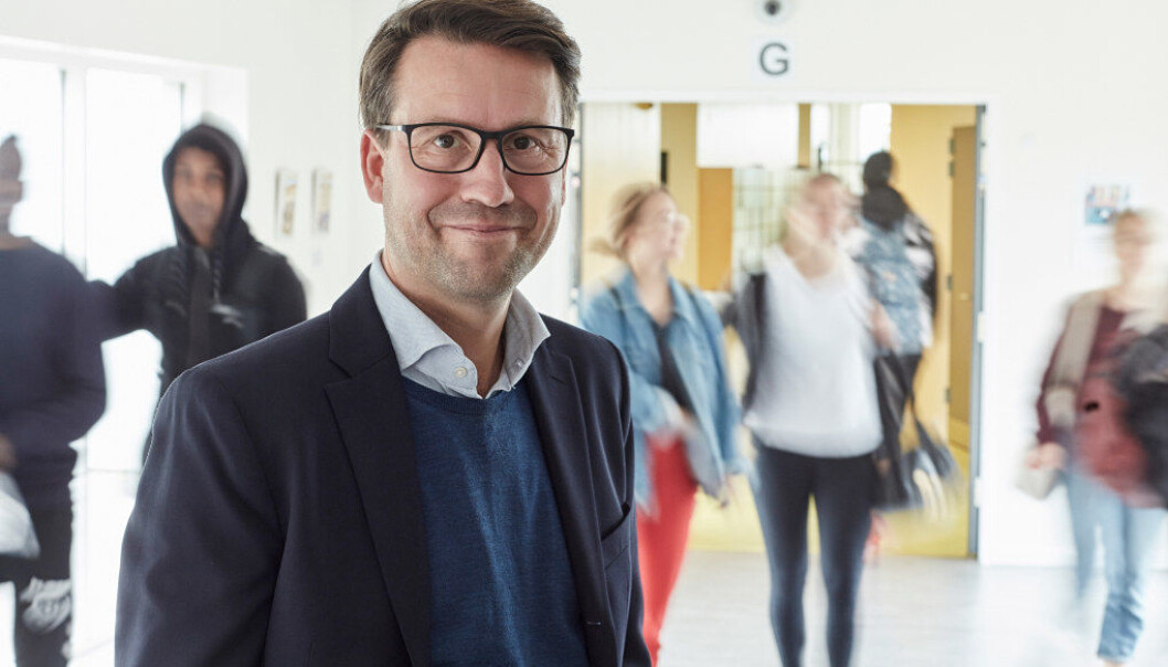 Langkaer Gymnasium ble møtt med en del kritikk da skolen høsten 2016 satte sammen klassene etter elevenes etniske bakgrunn. «Det var helt nødvendig for å ivareta den pedagogiske kvaliteten som ellers hadde stått i fare for å bli alvorlig forringet», sier rektor Yago Bundgaard. Langkaer Gymnasium ble møtt med en del kritikk da skolen høsten 2016 satte sammen klassene etter elevenes etniske bakgrunn. «Det var helt nødvendig for å ivareta den pedagogiske kvaliteten som ellers hadde stått i fare for å bli alvorlig forringet», sier rektor Yago Bundgaard.