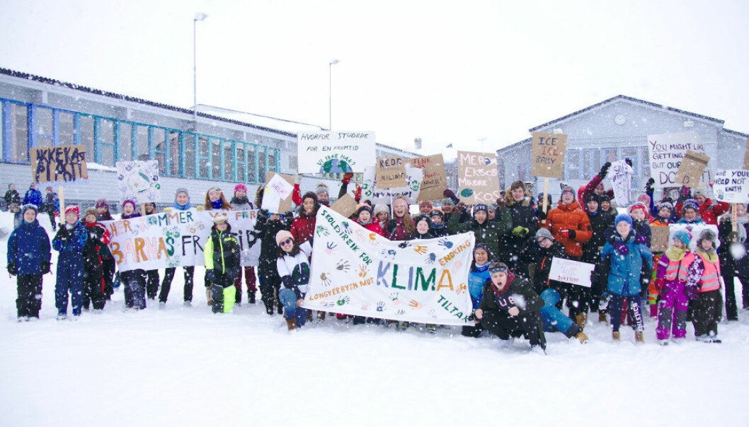I slutten av mars sa ungdom klart ifra om at klima må tas på alvor da det ble arrangert streiker over hele verden. Her fra Longyearbyen. Foto: Alex Haugerud