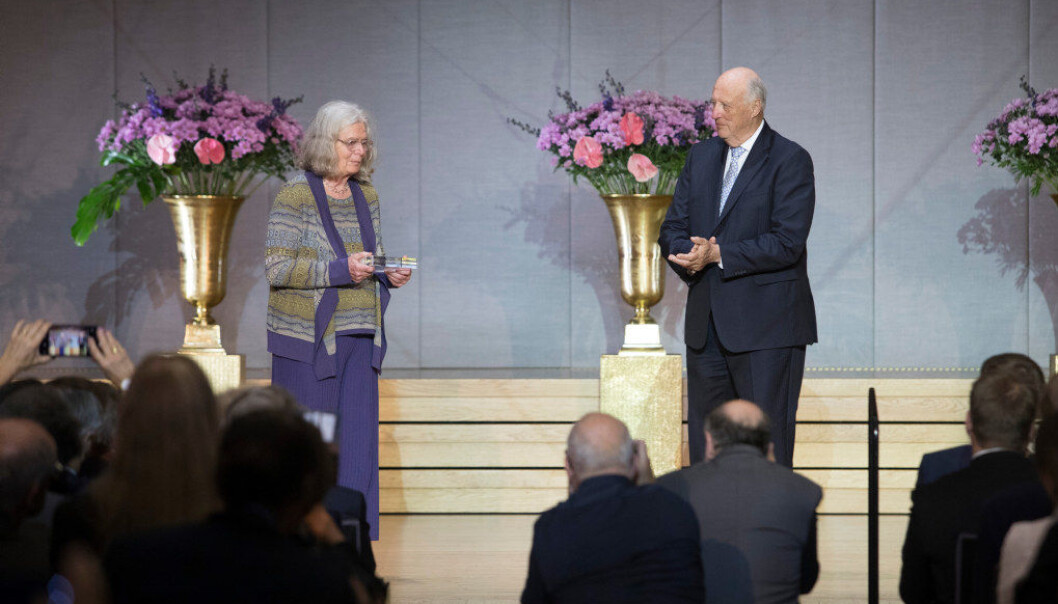 Kong Harald overrekker Abelprisen til Karen Uhlenbeck fra University of Texas, Austin, USA, i Universitetets aula tirsdag. Uhlenbeck er den første kvinnelige mottakeren av prisen. Foto: Terje Bendiksby / NTB scanpix Kong Harald overrekker Abelprisen til Karen Uhlenbeck fra University of Texas, Austin, USA, i Universitetets aula tirsdag. Uhlenbeck er den første kvinnelige mottakeren av prisen. Foto: Terje Bendiksby / NTB scanpix