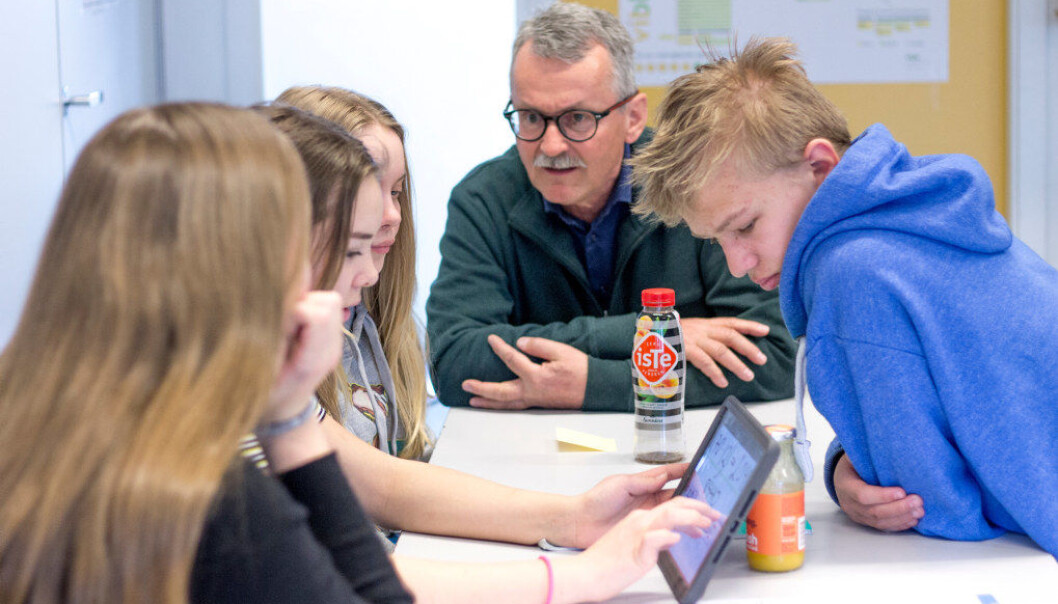 Ada, Alva, Ida og Ferdinand i klasse 9b på Ramstad skole får veiledning av Steinar Hagen underveis i gruppearbeidet. Foto: Johanna Håland Ada, Alva, Ida og Ferdinand i klasse 9b på Ramstad skole får veiledning av Steinar Hagen underveis i gruppearbeidet. Foto: Johanna Håland