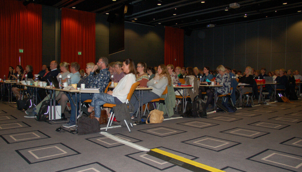 «De som stemmer for, holder seg i ro». Etter en endring og et tillegg vedtok årsmøtet i Utdanningsforbundet Østfold enstemmig at en strategi for å rekruttere nyutdannede pedagoger må utarbeides fram mot 2022. Foto: Ylva Törngren «De som stemmer for, holder seg i ro». Etter en endring og et tillegg vedtok årsmøtet i Utdanningsforbundet Østfold enstemmig at en strategi for å rekruttere nyutdannede pedagoger må utarbeides fram mot 2022. Foto: Ylva Törngren