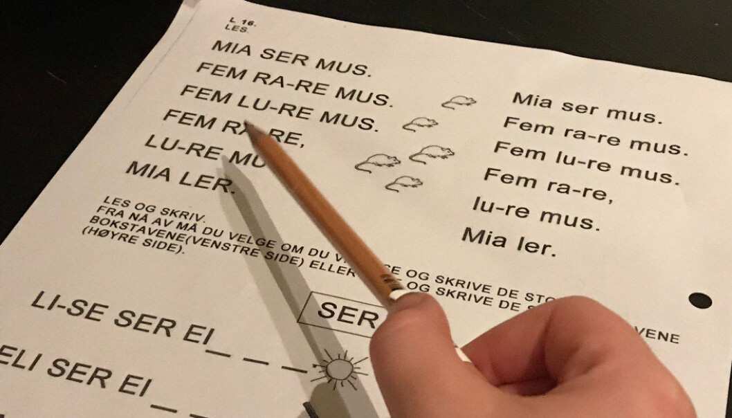 Førsteklassinger som blir introdusert til alle bokstavene tidlig i skoleåret, har større sjanse til å få gode leseferdigheter mot slutten av skoleåret, viser den første norske studien på området. Foto: Paal Svendsen Førsteklassinger som blir introdusert til alle bokstavene tidlig i skoleåret, har større sjanse til å få gode leseferdigheter mot slutten av skoleåret, viser den første norske studien på området. Foto: Paal Svendsen