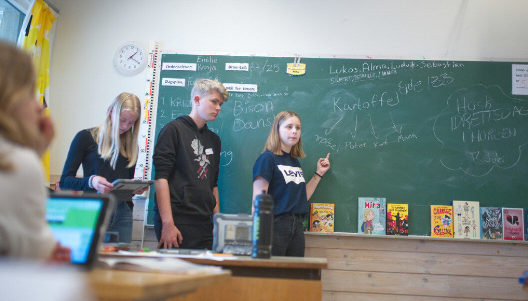 Linnea Ingnola Flenstad (t.v.), Sivert Nordvik og Pernille Nalum Isaksen og de andre 9.-klassingene ved Ra ungdomsskole i Larvik fikk prøve seg som lærere denne uken. De «tok over» Langestrand barneskole. Foto: Hans Skjong Linnea Ingnola Flenstad (t.v.), Sivert Nordvik og Pernille Nalum Isaksen og de andre 9.-klassingene ved Ra ungdomsskole i Larvik fikk prøve seg som lærere denne uken. De «tok over» Langestrand barneskole. Foto: Hans Skjong