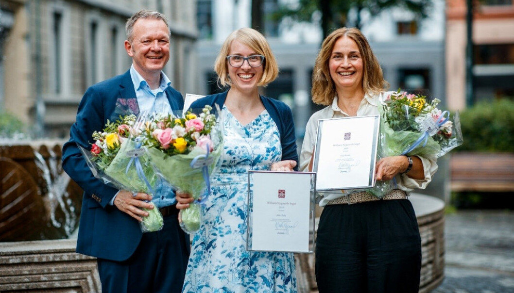 Prisvinnerne Geir Johansen, Julika Fiebig og Petra Biesalski er tildelt legatpris av forlegger og konserndirektør Mads Nygaard for tyskverket Leute. Foto: Aschehoug Prisvinnerne Geir Johansen, Julika Fiebig og Petra Biesalski er tildelt legatpris av forlegger og konserndirektør Mads Nygaard for tyskverket Leute. Foto: Aschehoug