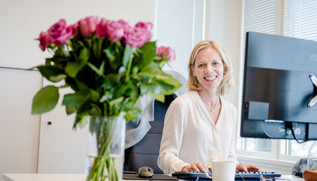 Hun har blitt ønsket velkommen med blomster og føler seg vel tatt imot. Marte Gerhardsen sitter i åpent kontorlandskap sammen med flere i Utdanningsetatens kontorer på Helsfyr i Oslo. Foto: Joakim S. Enger Hun har blitt ønsket velkommen med blomster og føler seg vel tatt imot. Marte Gerhardsen sitter i åpent kontorlandskap sammen med flere i Utdanningsetatens kontorer på Helsfyr i Oslo. Foto: Joakim S. Enger