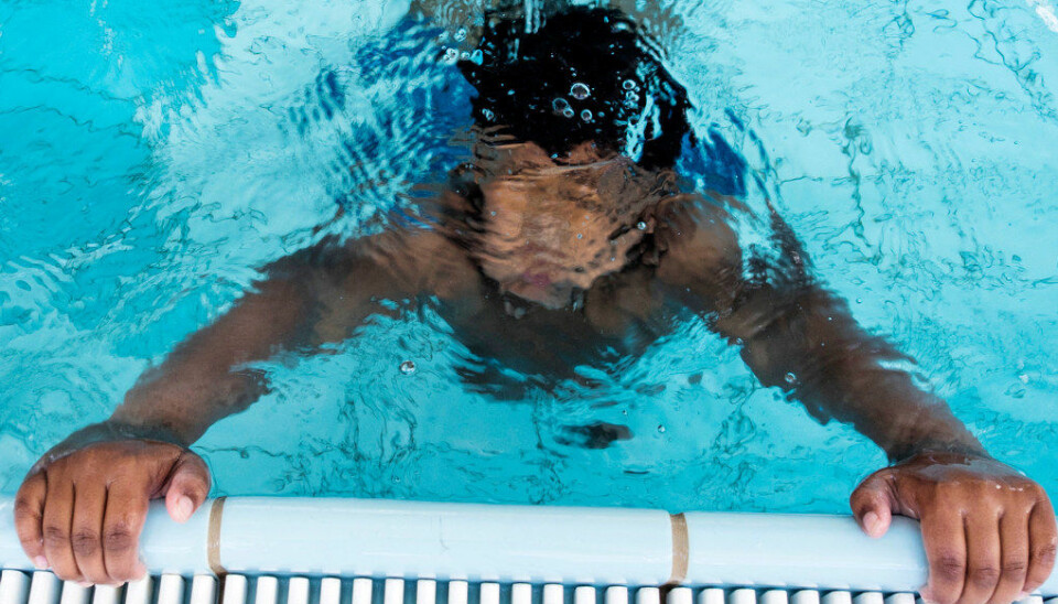 Absolutte ferdighetsmål i svømming vil medføre at mange elever vil stå igjen og oppleve at «jeg er ikke god nok ifølge lærerens/skolens krav», skriver Erlend Ellefsen Vinje. Ill.foto: Erik M. Sundt