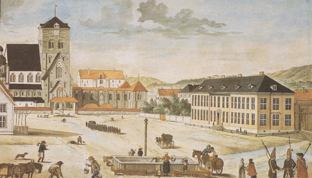 Domkirken og katedralskolen i år 1800, malt som akvarell av Johan Fredrik Leonard Dreier. Proporsjonene er forskjøvet, domkirken ligger ikke så nær skolen. Den gamle kirkegårdsporten og -muren med overbygd tak ble revet i 1818. Domkirken og katedralskolen i år 1800, malt som akvarell av Johan Fredrik Leonard Dreier. Proporsjonene er forskjøvet, domkirken ligger ikke så nær skolen. Den gamle kirkegårdsporten og -muren med overbygd tak ble revet i 1818.