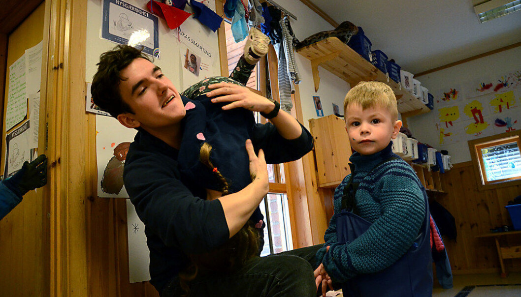 – Å være mann i barnehage gjør deg automatisk til et klatrestativ, sier Vetle Velstad med Lea hengende over skulderen. Nathaniel venter på å få hjelp med påkledningen. Foto: Kari Oliv Vedvik – Å være mann i barnehage gjør deg automatisk til et klatrestativ, sier Vetle Velstad med Lea hengende over skulderen. Nathaniel venter på å få hjelp med påkledningen. Foto: Kari Oliv Vedvik