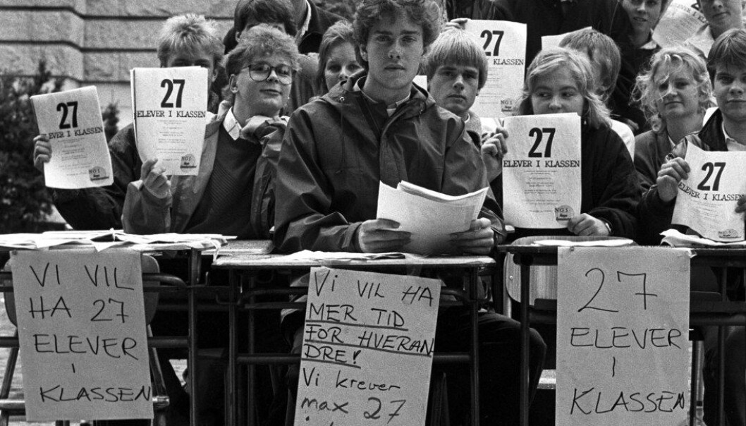 Ola Peter Gjessing (foran) og elever fra Norges Gymnasiastsamband demonstrerte 22. august 1986 utenfor Nationaltheatret mot for mange elever per skoleklasse. De krevde maksimum 27 elever per klasse. Foto: Frode Pedersen, Aftenposten/NTB Scanpix Ola Peter Gjessing (foran) og elever fra Norges Gymnasiastsamband demonstrerte 22. august 1986 utenfor Nationaltheatret mot for mange elever per skoleklasse. De krevde maksimum 27 elever per klasse. Foto: Frode Pedersen, Aftenposten/NTB Scanpix
