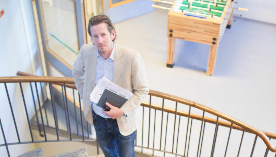 Åge Hvitstein mener skoleledelsen ved Sandefjord videregående skole bevisst planlegger med for få undervisningstimer.  – Dette rammer de svakeste elevene, sier han. Foto: Hans Skjong