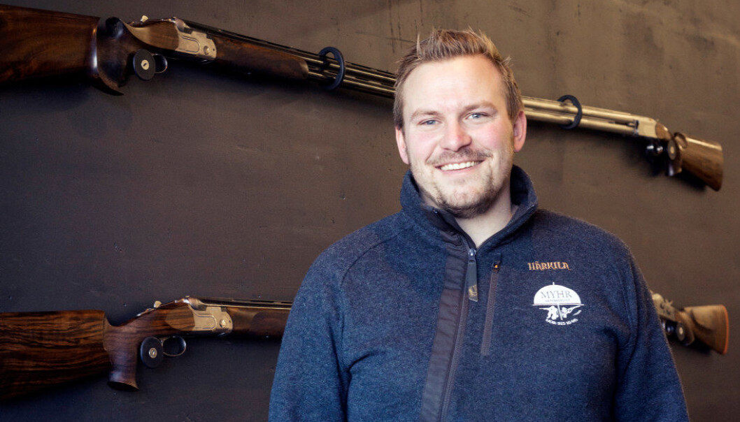 Jens Andreas Myhr foran «skryteveggen» på verkstedet. På veggen henger haglen han har bygd til seg selv og en av kameratene. Foto: Karina Lein Jens Andreas Myhr foran «skryteveggen» på verkstedet. På veggen henger haglen han har bygd til seg selv og en av kameratene. Foto: Karina Lein