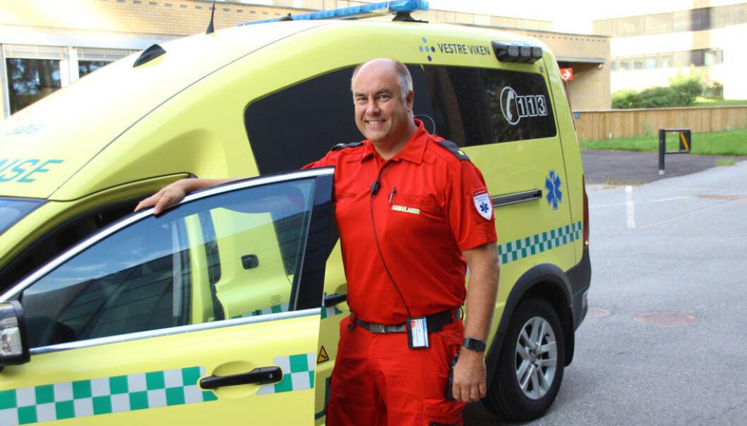 Aleksander Sand Halvorsen (46) tok fagbrev som ambulansefagarbeider i voksen alder. Tidligere har han blant annet jobbet som pilot i SAS. Foto: Steinar Sund Aleksander Sand Halvorsen (46) tok fagbrev som ambulansefagarbeider i voksen alder. Tidligere har han blant annet jobbet som pilot i SAS. Foto: Steinar Sund