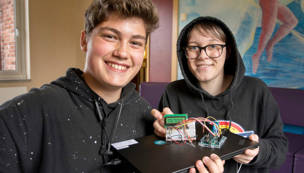 Christian Mark Sundgot (til venstre) og Isak Frosterød har samarbeidet om en elektronisk dings som måler temperatur og fuktighet. Foto: Kari Kløvstad Christian Mark Sundgot (til venstre) og Isak Frosterød har samarbeidet om en elektronisk dings som måler temperatur og fuktighet. Foto: Kari Kløvstad