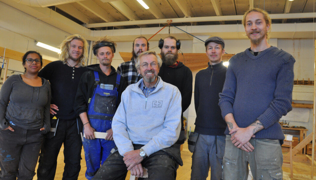 De er blitt en sammensveiset gjeng, elevene på trebåtbyggerlinja ved Plus – skolen i Fredrikstad. Fra v. Irene Thorvaldsen, Adam Solheim, Birkir Thorsteinsson Udby, Alexander Kuløy Løvstrand, Fredrik Aas, Ole Martin Bjørk og Tord Sigmund Aamodt. Foran lærer og klassestyrer John Åge Arntzen. Foto: Terje Hansteen De er blitt en sammensveiset gjeng, elevene på trebåtbyggerlinja ved Plus – skolen i Fredrikstad. Fra v. Irene Thorvaldsen, Adam Solheim, Birkir Thorsteinsson Udby, Alexander Kuløy Løvstrand, Fredrik Aas, Ole Martin Bjørk og Tord Sigmund Aamodt. Foran lærer og klassestyrer John Åge Arntzen. Foto: Terje Hansteen