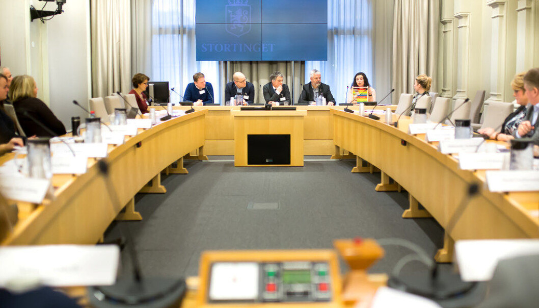 Fredag var det høring i Stortinget blant annet om tilbakevirkende kraft på kompetansekravene til lærere. Her bruker Pedagogstudentenes leder Hedda E. Vestad (bak t.h.) en kuleramme for å illustrere antall søkere til lærerutdanningene. Foto: Hans Skjong Fredag var det høring i Stortinget blant annet om tilbakevirkende kraft på kompetansekravene til lærere. Her bruker Pedagogstudentenes leder Hedda E. Vestad (bak t.h.) en kuleramme for å illustrere antall søkere til lærerutdanningene. Foto: Hans Skjong