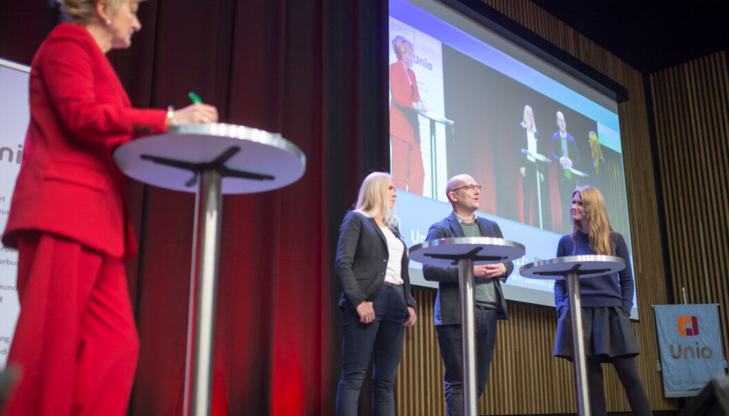 Årets Unio-konferanse på Sundvolden hotell i Buskerud handlet om folket og eliten. Her fra debatt onsdag, som ble ledet av Trude Teige (i rødt), og der Lill S. Larsen i Norsk Sykepleierforbund debatterte språk i fagbevegelsen med Utdanningsforbundets leder Steffen Handal og førstelektor Mari K. Hellum (lengst til høyre). Foto: Hans Skjong Årets Unio-konferanse på Sundvolden hotell i Buskerud handlet om folket og eliten. Her fra debatt onsdag, som ble ledet av Trude Teige (i rødt), og der Lill S. Larsen i Norsk Sykepleierforbund debatterte språk i fagbevegelsen med Utdanningsforbundets leder Steffen Handal og førstelektor Mari K. Hellum (lengst til høyre). Foto: Hans Skjong
