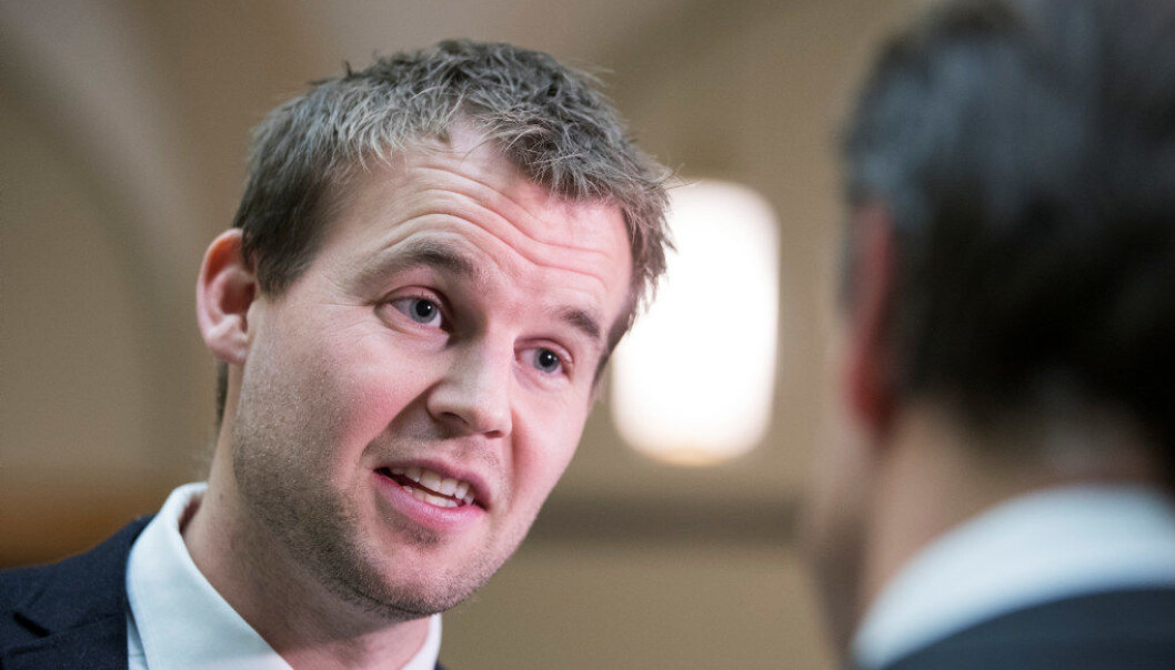 Finanspolitisk talsmann for KrF Kjell Ingolf Ropstad innrømmer at de måtte gi slipp på avskilting av lærere for å få til en norm for lærertetthet. Her er han avbildet etter pressekonferansen i Stortingets vandrehall etter at Høyre, Fremskrittspartiet, Venstre og Kristelig Folkeparti kom til enighet i budsjettforhandlingene onsdag. Foto: Håkon Mosvold Larsen / NTB scanpix Finanspolitisk talsmann for KrF Kjell Ingolf Ropstad innrømmer at de måtte gi slipp på avskilting av lærere for å få til en norm for lærertetthet. Her er han avbildet etter pressekonferansen i Stortingets vandrehall etter at Høyre, Fremskrittspartiet, Venstre og Kristelig Folkeparti kom til enighet i budsjettforhandlingene onsdag. Foto: Håkon Mosvold Larsen / NTB scanpix