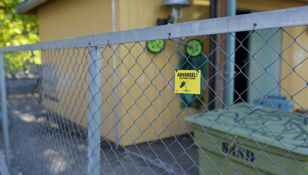 Disse skiltene kan skape uro og forvirring. Barnehagen i Oslo har ikke satt opp strømgjerder rundt barnehagen, men et belte som holder rottene ute. Foto: Snorre Schjønberg Disse skiltene kan skape uro og forvirring. Barnehagen i Oslo har ikke satt opp strømgjerder rundt barnehagen, men et belte som holder rottene ute. Foto: Snorre Schjønberg