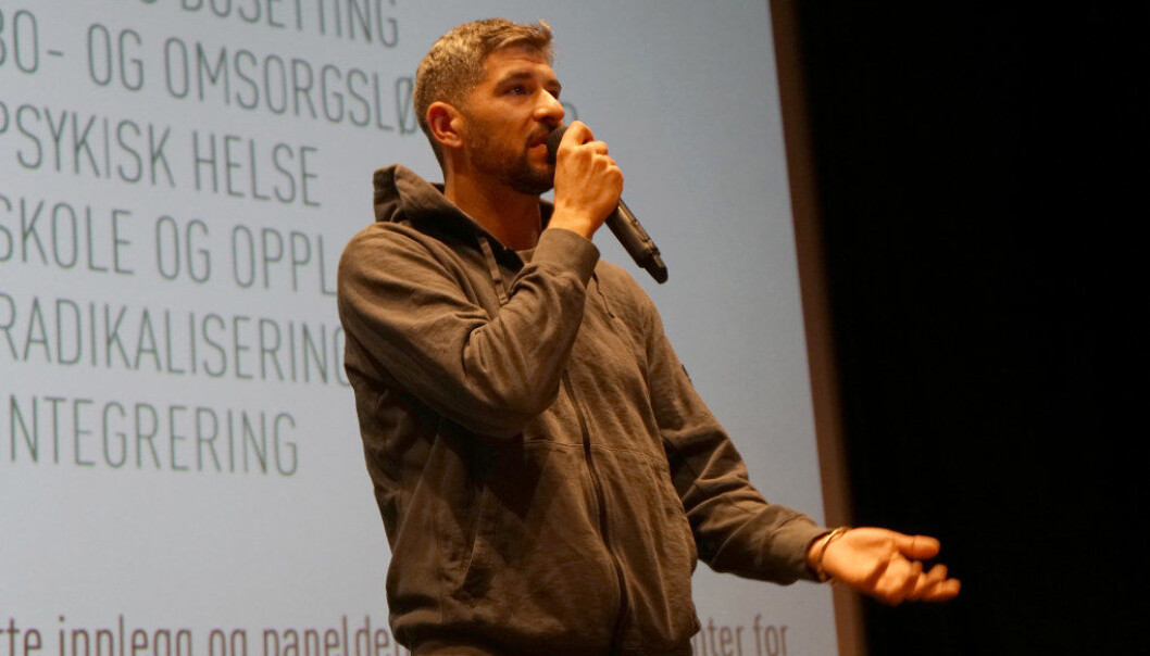 Leo Ajkic snakket om sin egen erfaring som flyktning på NTNUs konferanse om barn på flukt. Foto: Marianne Ruud Leo Ajkic snakket om sin egen erfaring som flyktning på NTNUs konferanse om barn på flukt. Foto: Marianne Ruud