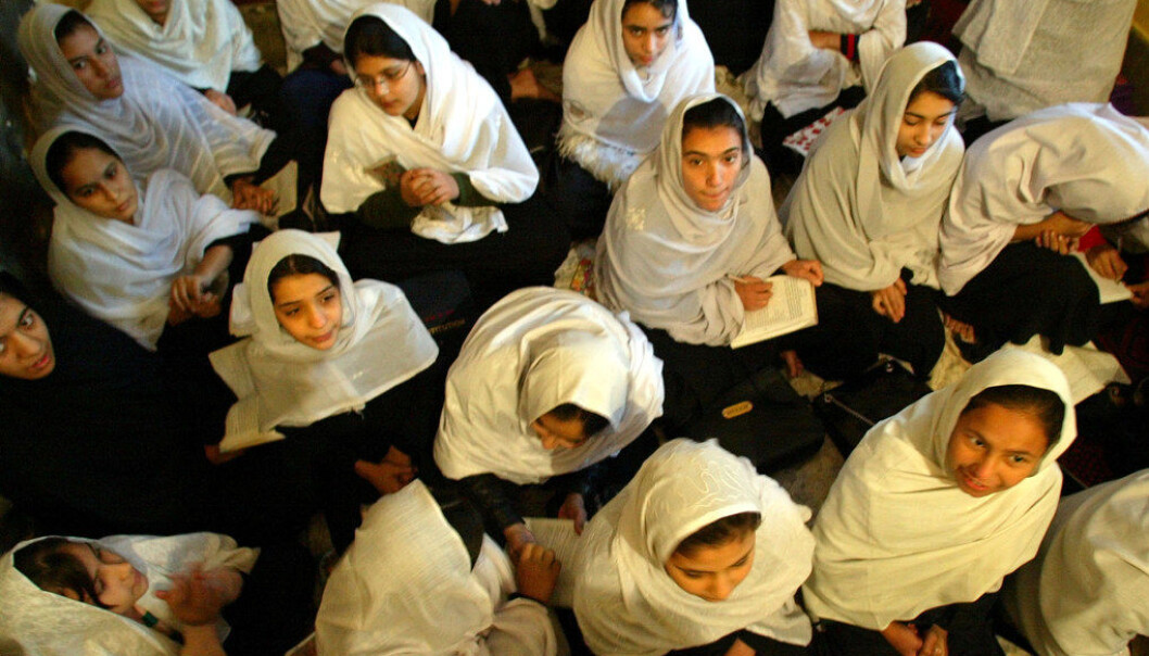 Stadig færre jenter i Afghanistan får gå på skole, viser en ny rapport. Her fra Astrid Morken-skolen i Peshawar i Pakistan hvor afghanske jenter får utdanning fram til niende klasse. Astrid Morken var journalist og ble drept i 1988 i Afghanistan da bilen hun satt i kjørte på en mine. Den norske afghanistankomiteen støtter skolen, som drives av afghanske kvinner. Foto: Lise Åserud / NTB scanpix. Stadig færre jenter i Afghanistan får gå på skole, viser en ny rapport. Her fra Astrid Morken-skolen i Peshawar i Pakistan hvor afghanske jenter får utdanning fram til niende klasse. Astrid Morken var journalist og ble drept i 1988 i Afghanistan da bilen hun satt i kjørte på en mine. Den norske afghanistankomiteen støtter skolen, som drives av afghanske kvinner. Foto: Lise Åserud / NTB scanpix.