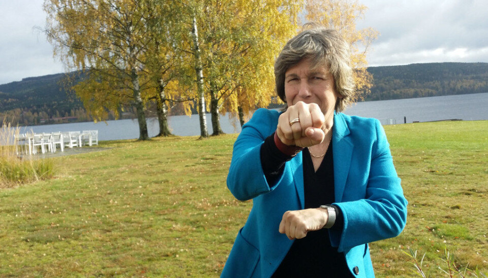Kampen for gode offentlege skular i USA står sentralt for Randi Weingarten, leiar for den amerikanske lærarorganisasjonen AFT. Og kroppsspråket hennar er i alle fall lett å tyde når fotografen oppmodar henne til å tenke på Donald Trump. Foto: Harald F. Wollebæk Kampen for gode offentlege skular i USA står sentralt for Randi Weingarten, leiar for den amerikanske lærarorganisasjonen AFT. Og kroppsspråket hennar er i alle fall lett å tyde når fotografen oppmodar henne til å tenke på Donald Trump. Foto: Harald F. Wollebæk