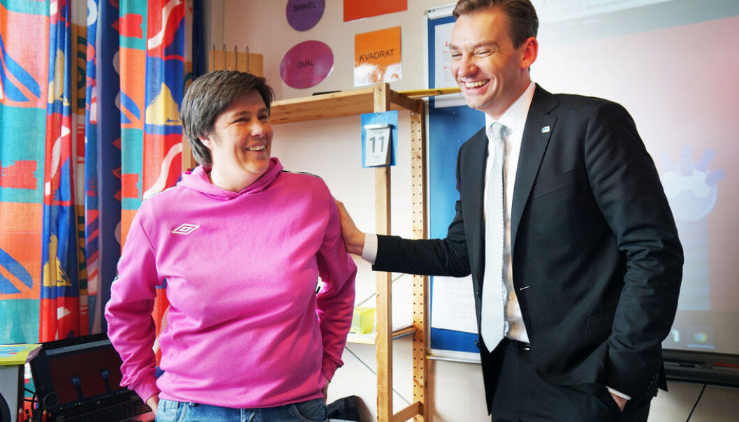 Matematikklærer Charlotte Amundsen Barbøl gjorde inntrykk på statsråd Henrik Asheim. Foto: Marianne Ruud Matematikklærer Charlotte Amundsen Barbøl gjorde inntrykk på statsråd Henrik Asheim. Foto: Marianne Ruud