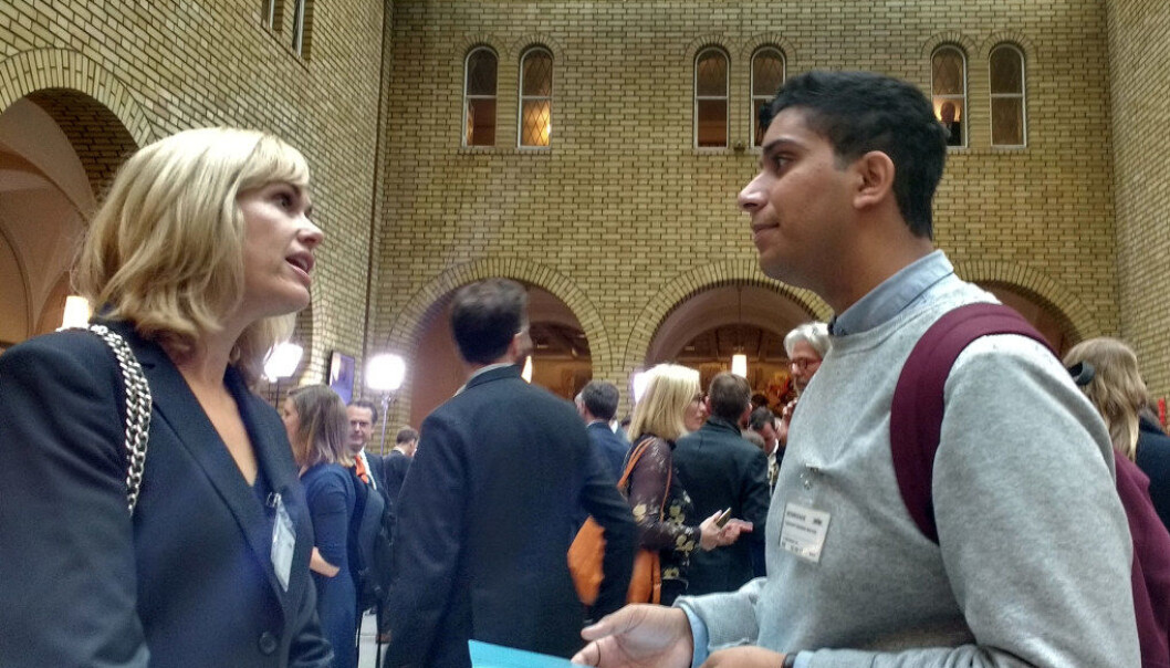 Rahman Chaudhry, leder i Elevorganisasjonen, ønsker at alle pengene til skolehelsetjenesten skal øremerkes. Her sammen med Barneombud Anne Lindboe i vandrehallen på Stortinget. Foto: Hans Skjong Rahman Chaudhry, leder i Elevorganisasjonen, ønsker at alle pengene til skolehelsetjenesten skal øremerkes. Her sammen med Barneombud Anne Lindboe i vandrehallen på Stortinget. Foto: Hans Skjong