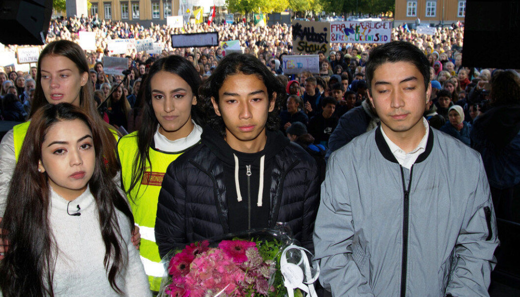 Full støtte blant elever i Trondheim for at (f. h.) søsknene Yasin Abbasi (20) og Ehsan Abbasi (15) skal få bli. Mona Elfareh (i midten) holdt appell for skole-venninnen Taibah (18) (nr. 2 fra v.). Til v. Silje Sliper fra demonstrasjonskomiteen. Foto: Bjørn Lønnum Andreassen Full støtte blant elever i Trondheim for at (f. h.) søsknene Yasin Abbasi (20) og Ehsan Abbasi (15) skal få bli. Mona Elfareh (i midten) holdt appell for skole-venninnen Taibah (18) (nr. 2 fra v.). Til v. Silje Sliper fra demonstrasjonskomiteen. Foto: Bjørn Lønnum Andreassen