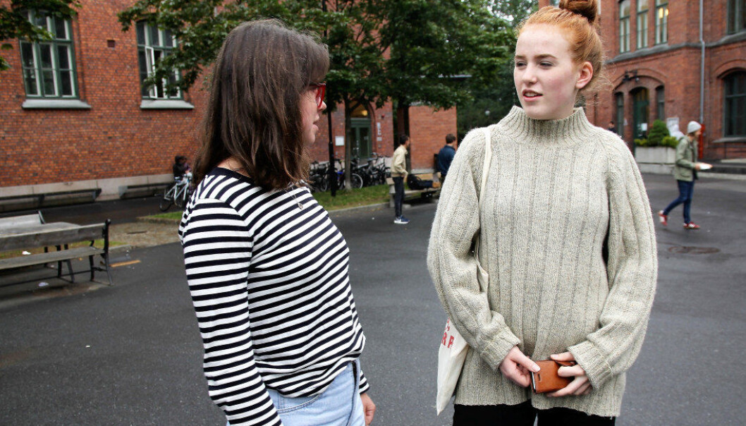 Nora Røed og Nora D. Nygaard ved Foss videregående skole i Oslo stemte begge SV ved årets skolevalg. Foto: Sonja Holterman Nora Røed og Nora D. Nygaard ved Foss videregående skole i Oslo stemte begge SV ved årets skolevalg. Foto: Sonja Holterman