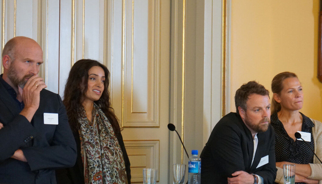 Kunnskapsministeren fikk råd fra både professor Helge Jordheim ved Universitetet i Oslo, forfatter Åsne Seierstad og filmskaper og UNESCO-ambassadør Deeyah Khan under toppmøtet om radikalisering og polarisering. Foto: Marianne Ruud Kunnskapsministeren fikk råd fra både professor Helge Jordheim ved Universitetet i Oslo, forfatter Åsne Seierstad og filmskaper og UNESCO-ambassadør Deeyah Khan under toppmøtet om radikalisering og polarisering. Foto: Marianne Ruud