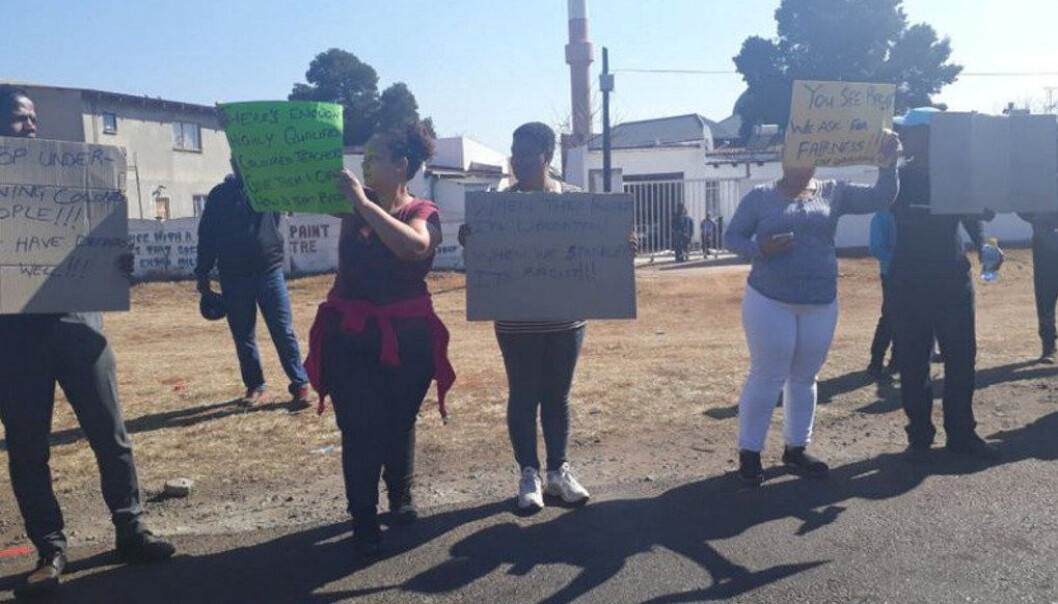 Aktivistar demonstrerer mot tilsettinga av ny rektor ved Klipspruit West Secondary School, som dei meiner er eit utslag av etnisk diskriminering. Foto: Slindelo Masikane/Jacaranda FM News Aktivistar demonstrerer mot tilsettinga av ny rektor ved Klipspruit West Secondary School, som dei meiner er eit utslag av etnisk diskriminering. Foto: Slindelo Masikane/Jacaranda FM News