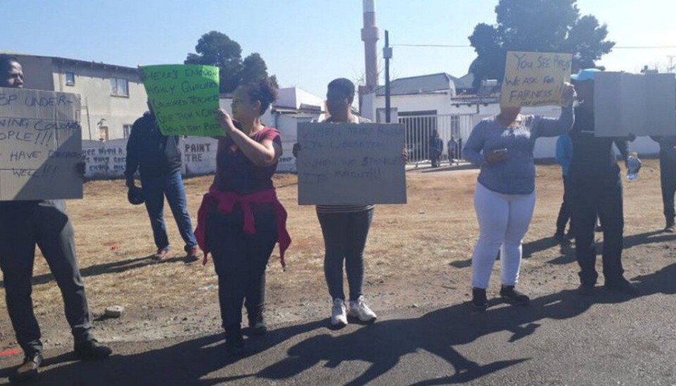 Aktivistar demonstrerer mot tilsettinga av ny rektor ved Klipspruit West Secondary School, som dei meiner er eit utslag av etnisk diskriminering. Foto: Slindelo Masikane/Jacaranda FM News Aktivistar demonstrerer mot tilsettinga av ny rektor ved Klipspruit West Secondary School, som dei meiner er eit utslag av etnisk diskriminering. Foto: Slindelo Masikane/Jacaranda FM News
