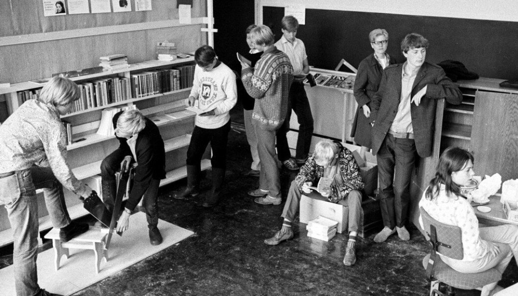 30. august 1967: Elevene ved Norsk Forsøksgymnasium gjør klar til skolestart. De sørger selv for innredningen, snekrer bokhyller, tigger bøker fra forlagene, og skal sy gardiner før åpning og omvisning. Arkivfoto: John Myhre / Aftenposten