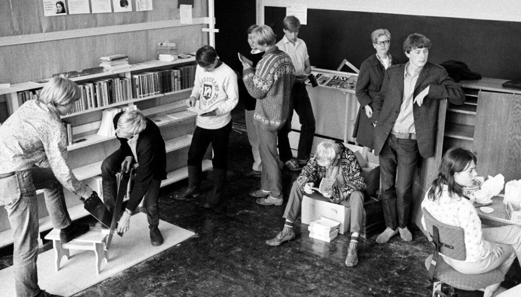 30. august 1967: Elevene ved Norsk Forsøksgymnasium gjør klar til skolestart. De sørger selv for innredningen, snekrer bokhyller, tigger bøker fra forlagene, og skal sy gardiner før åpning og omvisning. Arkivfoto: John Myhre / Aftenposten 30. august 1967: Elevene ved Norsk Forsøksgymnasium gjør klar til skolestart. De sørger selv for innredningen, snekrer bokhyller, tigger bøker fra forlagene, og skal sy gardiner før åpning og omvisning. Arkivfoto: John Myhre / Aftenposten
