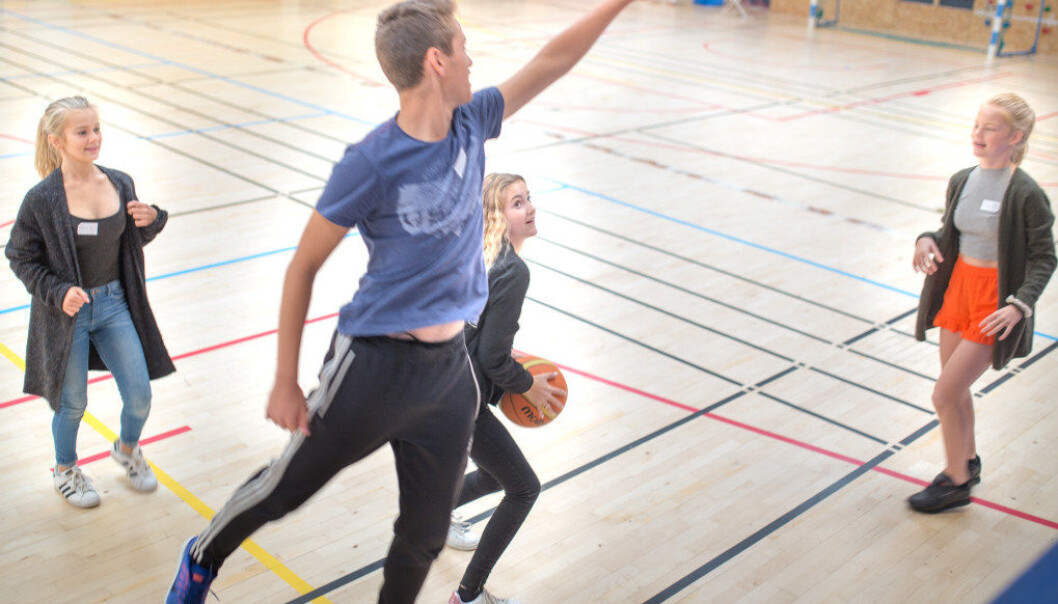 Å slutte på barneskole og bli ungdomsskoleelev skal ikke få stoppe leken. F.v: Isrid Emilie Hjelvin Tveitt, Hasan Karabulut, Karina Bajan-Skog og Selma M. Eide. Foto: Hans Skjong Å slutte på barneskole og bli ungdomsskoleelev skal ikke få stoppe leken. F.v: Isrid Emilie Hjelvin Tveitt, Hasan Karabulut, Karina Bajan-Skog og Selma M. Eide. Foto: Hans Skjong