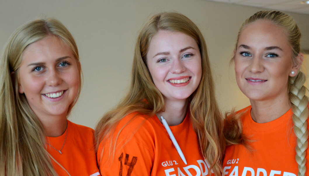 De er der for å ønske nye studenter velkommen, men Vilde Bakken Løkka (t.v.), Oda Iren Langleite og Camilla Sofie Øen gleder seg også selv til delta på fadderuka for første gang. Foto: Kari Oliv Vedvik De er der for å ønske nye studenter velkommen, men Vilde Bakken Løkka (t.v.), Oda Iren Langleite og Camilla Sofie Øen gleder seg også selv til delta på fadderuka for første gang. Foto: Kari Oliv Vedvik