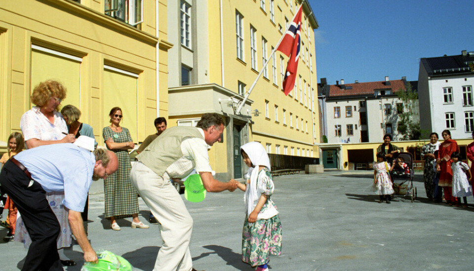 18. august 1997: Seksåringer blir tatt imot som elever ved Møllergata skole i Oslo. Arkivfoto: Heiko Junge/NTB Scanpix