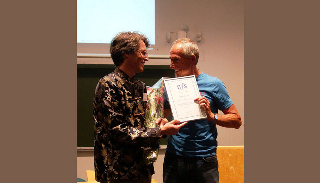 Prisvinner Robert Pehrson til venstre og leder av Norsk fysikklærerforening Morten Trudeng til høyre. Foto: Privat Prisvinner Robert Pehrson til venstre og leder av Norsk fysikklærerforening Morten Trudeng til høyre. Foto: Privat