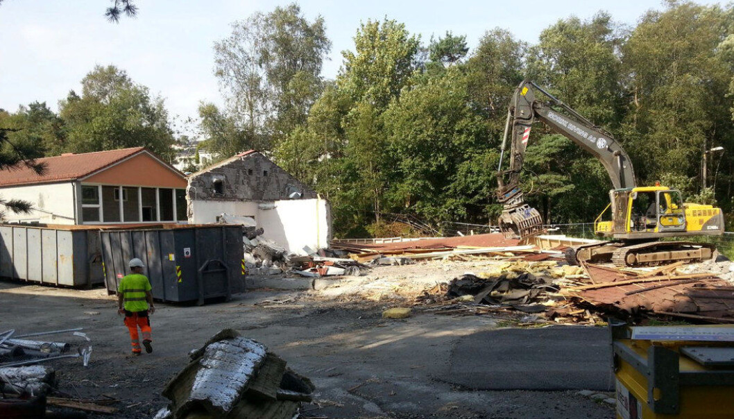 Elever og lærere har opplevd helseplager som de mistenker skyldes inneklimaet ved gamle Varden skole. Arkivbildet viser rivingen av de fleste bygningene ved skolen høsten 2015. Foto: Bergen kommune Elever og lærere har opplevd helseplager som de mistenker skyldes inneklimaet ved gamle Varden skole. Arkivbildet viser rivingen av de fleste bygningene ved skolen høsten 2015. Foto: Bergen kommune