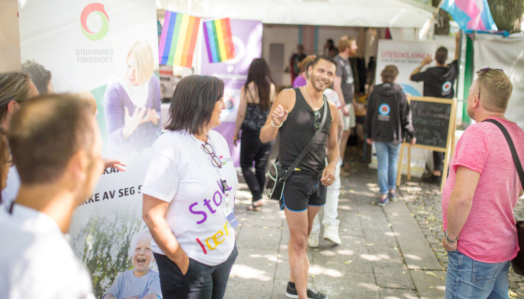 Utdanningsforbundet Oslo og Akershus har for første gang bod under PRIDE-festivalen i Oslo. Her snakker lærer Tim Andresen (i midten) med Aina Skjefstad Andresen (til venstre for Andresen), leder i Utdanningsforbundet Oslo og Akershus. FOTO: Hans Skjong Utdanningsforbundet Oslo og Akershus har for første gang bod under PRIDE-festivalen i Oslo. Her snakker lærer Tim Andresen (i midten) med Aina Skjefstad Andresen (til venstre for Andresen), leder i Utdanningsforbundet Oslo og Akershus. FOTO: Hans Skjong