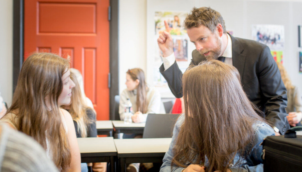 Kunnskapsministeren i dialog med Maria og Isolde som er elever ved Edvard Munch videregående skole i Oslo. Regjeringen er uenig med Unge Høyre som fortsatt vil jobbe for å få eksamen flyttet til før russeferiringen. Foto: Hans Skjong Kunnskapsministeren i dialog med Maria og Isolde som er elever ved Edvard Munch videregående skole i Oslo. Regjeringen er uenig med Unge Høyre som fortsatt vil jobbe for å få eksamen flyttet til før russeferiringen. Foto: Hans Skjong