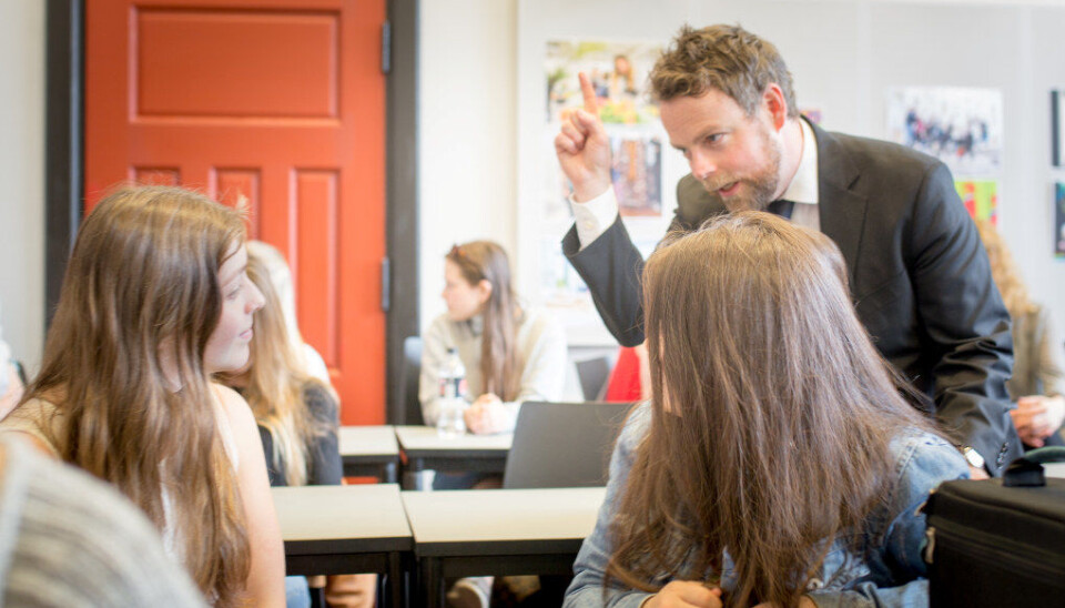Kunnskapsministeren i dialog med Maria og Isolde som er elever ved Edvard Munch videregående skole i Oslo. Regjeringen er uenig med Unge Høyre som fortsatt vil jobbe for å få eksamen flyttet til før russeferiringen. Foto: Hans Skjong Kunnskapsministeren i dialog med Maria og Isolde som er elever ved Edvard Munch videregående skole i Oslo. Regjeringen er uenig med Unge Høyre som fortsatt vil jobbe for å få eksamen flyttet til før russeferiringen. Foto: Hans Skjong