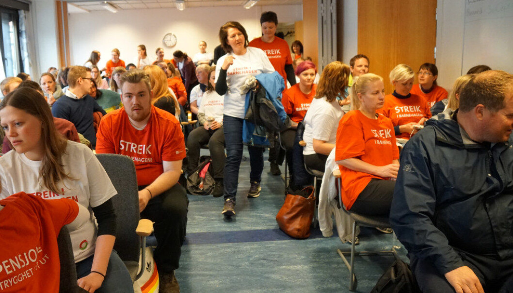Det er foreløpig ingen klare tegn til løsning på den snart tre uker lange streiken i Akasia-barnehagene. Bildet er fra et streikemøte i Bergen sentrum torsdag 11. mai. Foto: Marianne Ruud Det er foreløpig ingen klare tegn til løsning på den snart tre uker lange streiken i Akasia-barnehagene. Bildet er fra et streikemøte i Bergen sentrum torsdag 11. mai. Foto: Marianne Ruud