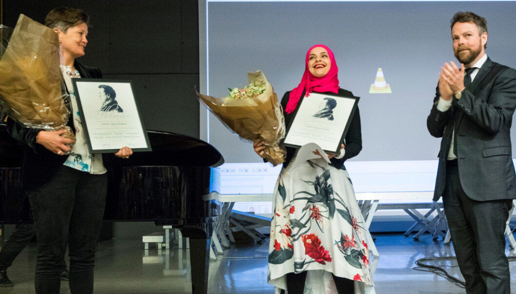 Hanan Mohamed Abdelrahman ble mandag tildelt Holmboeprisen for sin innsats som matematikklærer. Rektor Bitten Koch fra Lofsrud ungdomsskole og kunnskapsminister Torbjørn Røe Isaksen sto for prisutdelingen. Foto Håkon Mosvold Larsen/NTB Scanpix Hanan Mohamed Abdelrahman ble mandag tildelt Holmboeprisen for sin innsats som matematikklærer. Rektor Bitten Koch fra Lofsrud ungdomsskole og kunnskapsminister Torbjørn Røe Isaksen sto for prisutdelingen. Foto Håkon Mosvold Larsen/NTB Scanpix