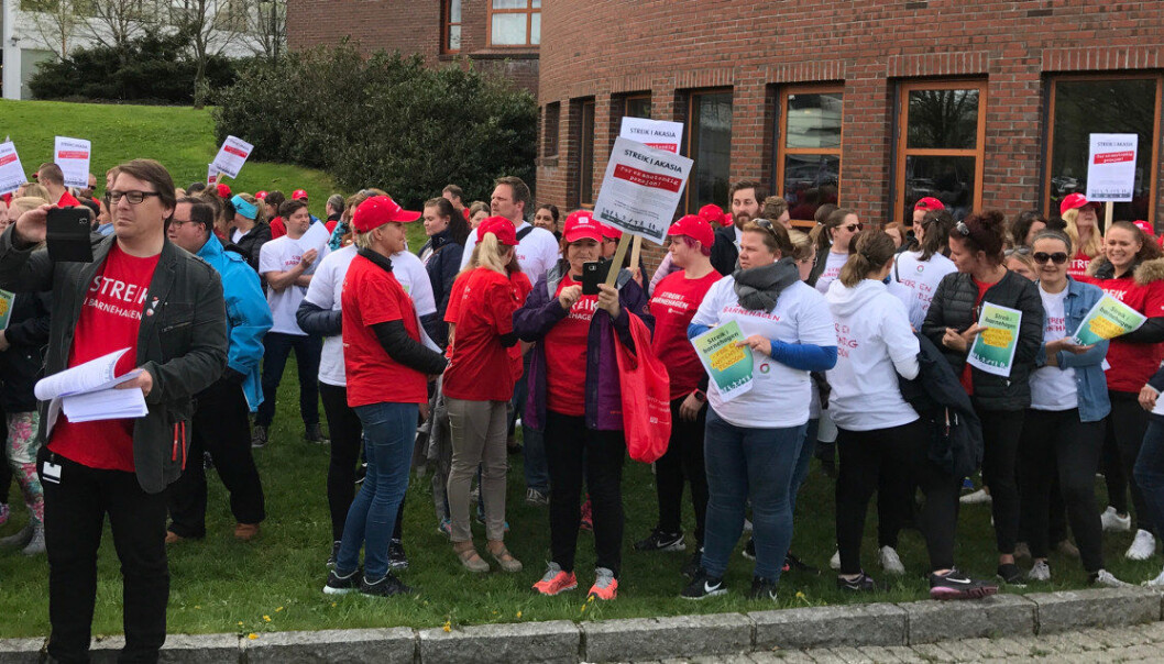 101 medlemmer i Utdanningsforbundet er nå i streik i Akasia-barnehager i Hordaland og Rogaland. Bildet er fra en streikemarkering tidligere denne uka. Foto: Odd Arild Viste, Utdanningsforbundet 101 medlemmer i Utdanningsforbundet er nå i streik i Akasia-barnehager i Hordaland og Rogaland. Bildet er fra en streikemarkering tidligere denne uka. Foto: Odd Arild Viste, Utdanningsforbundet
