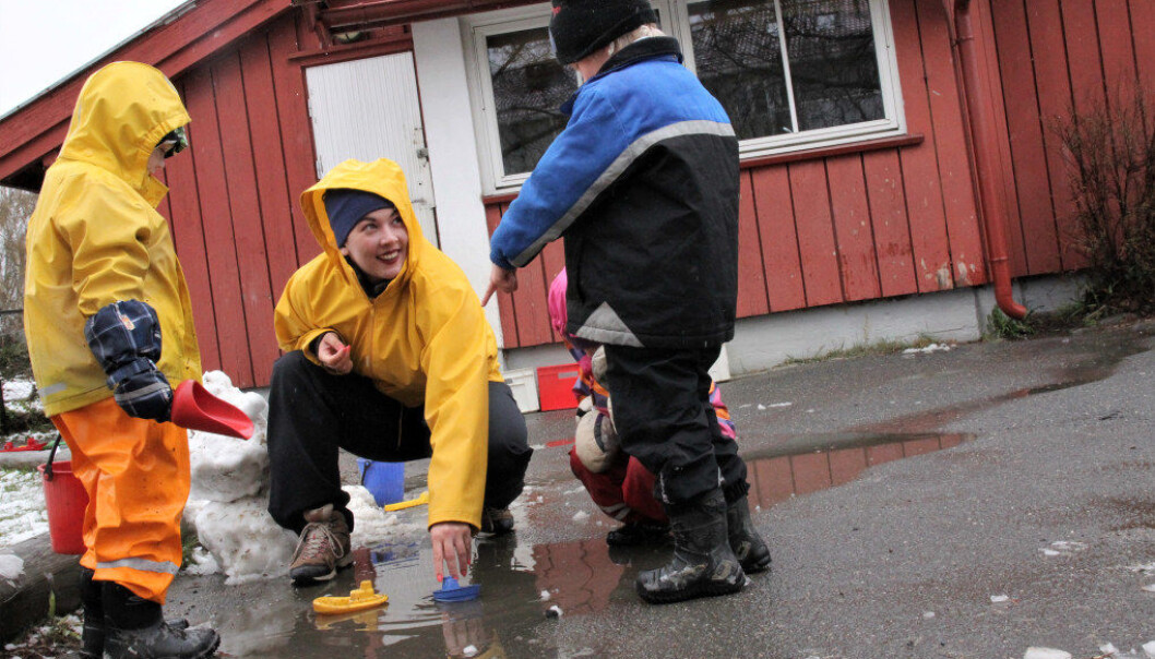 – Jeg ville hatt avsnittet om bemanning og pedagognormen øverst, sier barnehagelærer Hanne Mæhlum Gudmundsrud. Foto: Sonja Holterman – Jeg ville hatt avsnittet om bemanning og pedagognormen øverst, sier barnehagelærer Hanne Mæhlum Gudmundsrud. Foto: Sonja Holterman