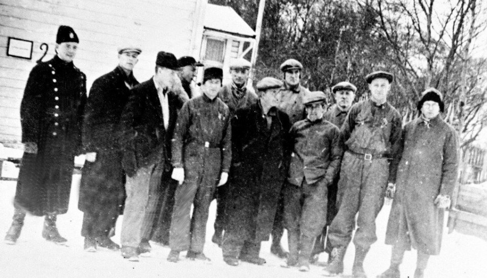 Norske lærere ble arrestert for motstand mot nazifiseringen av den norske skolen. Her er 11 arresterte lærere på tvangsarbeid i Kirkenes våren 1942, den såkalte 'Gartnergjengen'. Foto: NTB Scanpix