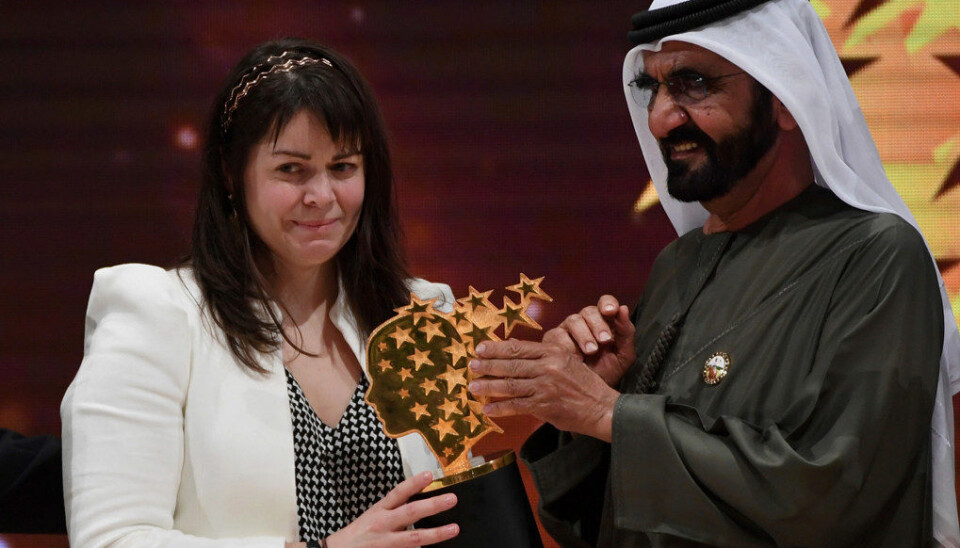 Canadiske Maggie MacDonnell er kåret til vinner av årets Global Teacher Prize. Her mottar hun prisen av Dubais hersker Sheikh Mohammed bin Rashid Al Maktoum. Foto: AP / NTB Scanpix Canadiske Maggie MacDonnell er kåret til vinner av årets Global Teacher Prize. Her mottar hun prisen av Dubais hersker Sheikh Mohammed bin Rashid Al Maktoum. Foto: AP / NTB Scanpix